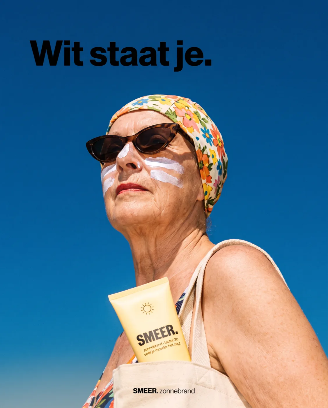 Vrouw met zonnebrandstrepen op haar gezicht — Wit staat je