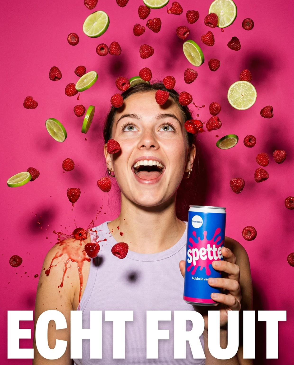 Regen van frambozen en limoenschijfjes tegen felroze, met de kop ECHT FRUIT